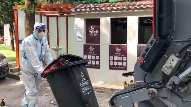 流动的防线 环卫“大白”用车轮与喷壶守护城市\n清晨五点，当城市还在薄雾中沉睡，一辆车身印着“环卫消毒”字样的作业车已经缓缓驶出停车场。与往常不同，车上的环卫工人、驾驶员和装卸工不再穿着那身熟悉的橘色工装，而是从头到脚全副武装——白色防护服、护目镜、N95口罩、乳胶手套，每个人都成了一名“大白”。驾驶室里、车斗上、装卸区旁，人手一把消毒液体喷壶，一场无声的消毒服务在街巷间悄然铺开。\n\n车停的第一站是老旧小区的垃圾投放点。装卸工老李跳下车，背起四十斤重的消毒喷雾器，先绕着垃圾桶走了半圈，左手压杆右手持喷